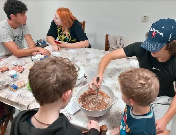 Perníkový koláč s jahodovým lekvárom a čokoládou