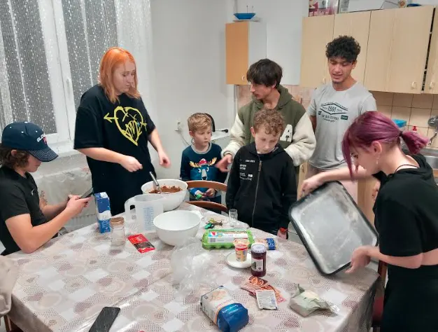 Perníkový koláč s jahodovým lekvárom a čokoládou