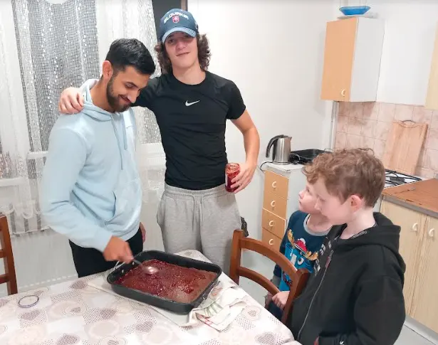 Perníkový koláč s jahodovým lekvárom a čokoládou
