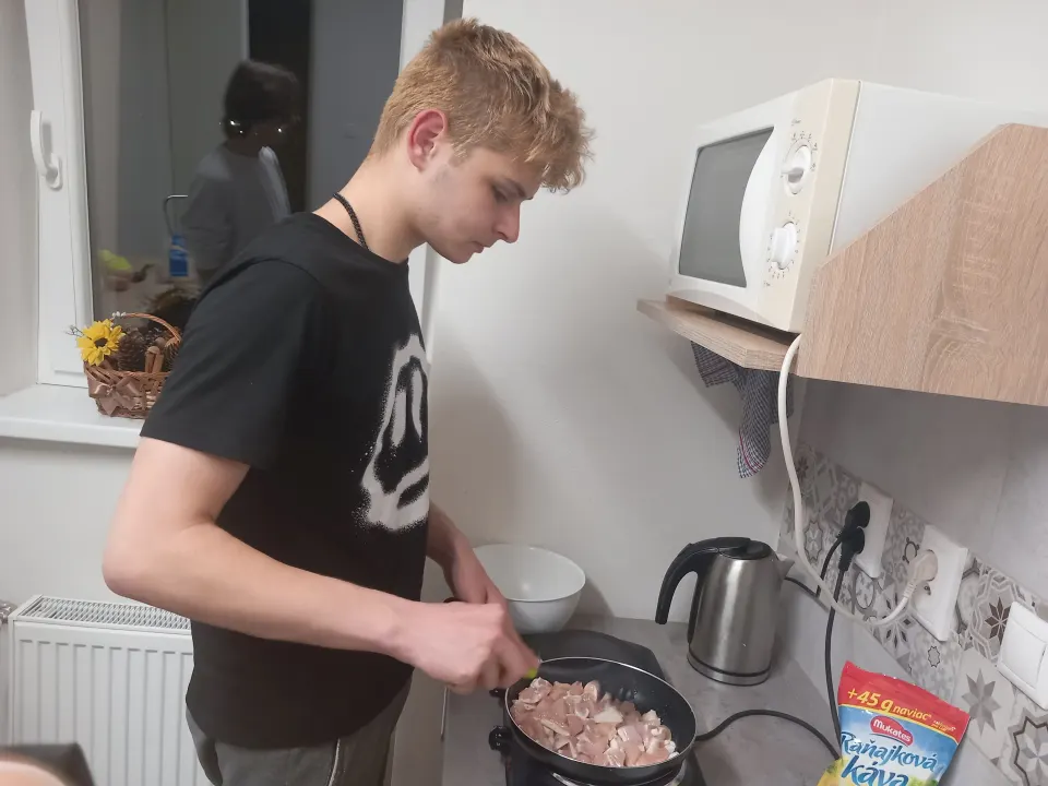 Varíme cestoviny so syrovou omáčkou
