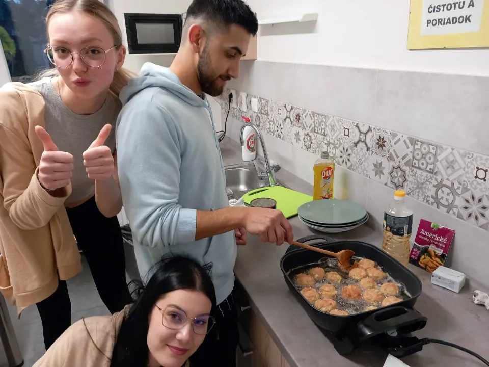 Varíme fašírky s opekanými zemiakmi