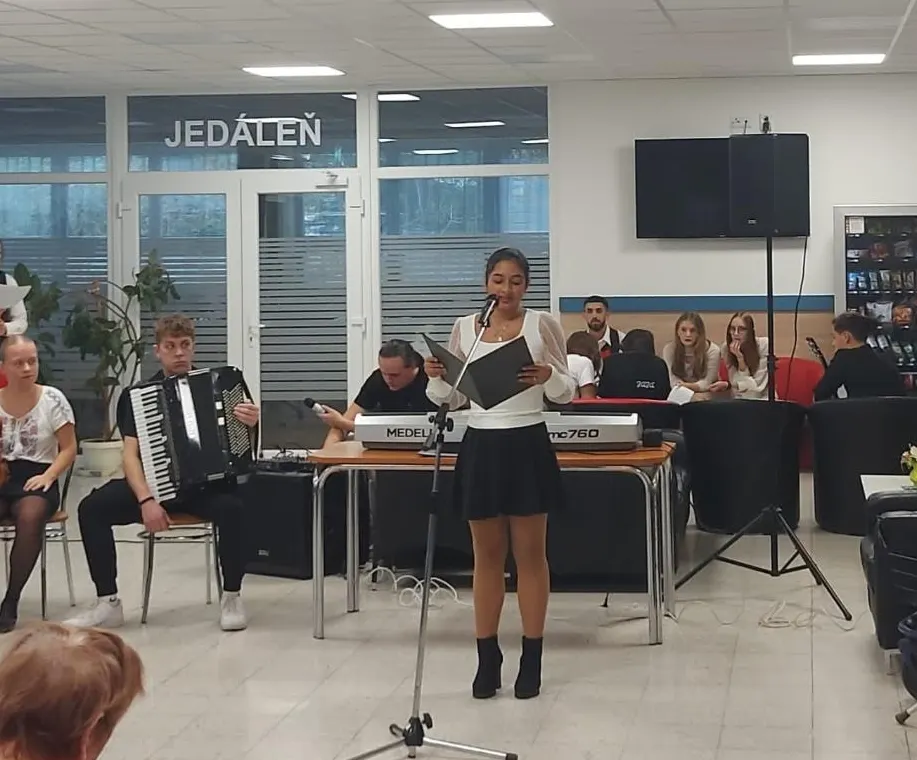 Vystúpenie žiakov v ZSS - Záhonok a pizza za odmenu