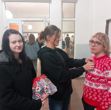 Pripínanie červených stužiek žiakom ŠI
