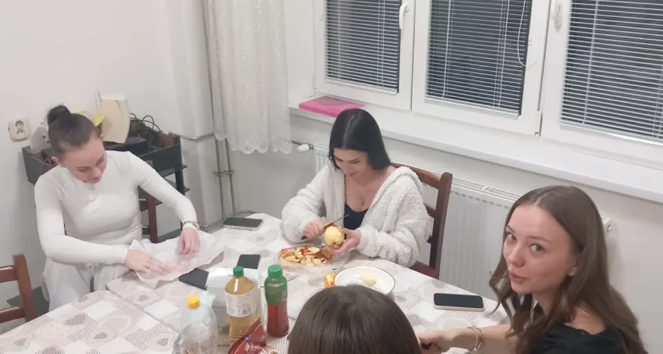 Maková, tvarohová a orechová roláda z lístkového cesta