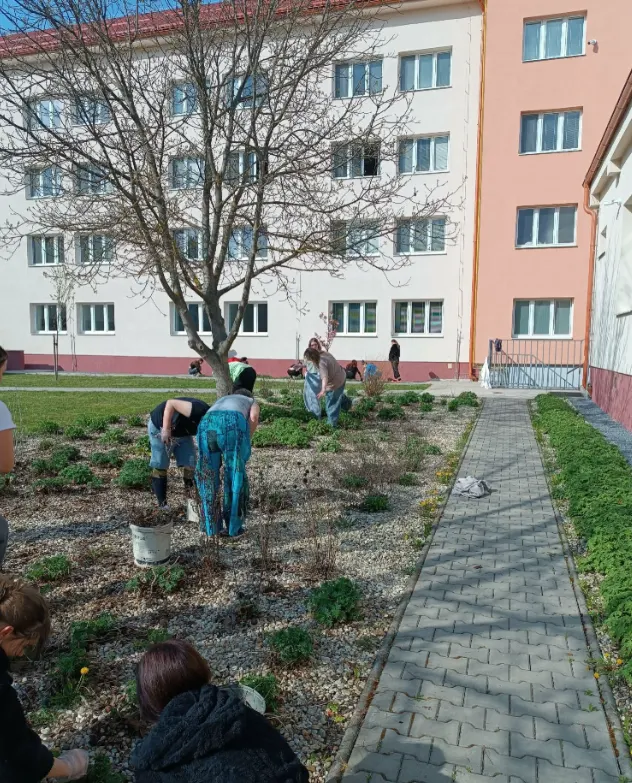 Jarné upratovanie vo dvore ŠI