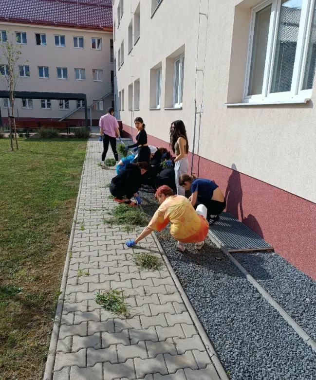 Jarné upratovanie vo dvore ŠI