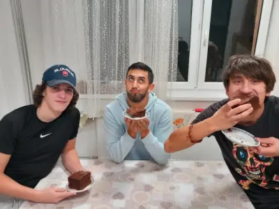 Perníkový koláč s jahodovým lekvárom a čokoládou – fotografia 6