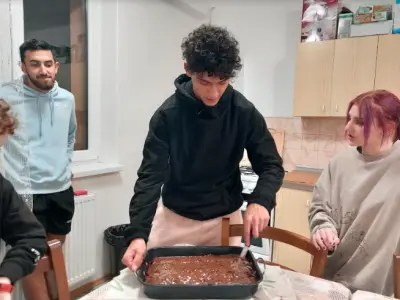 Perníkový koláč s jahodovým lekvárom a čokoládou – fotografia 7