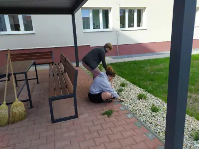 Trhanie buriny vo dvore ŠI – fotografia 5
