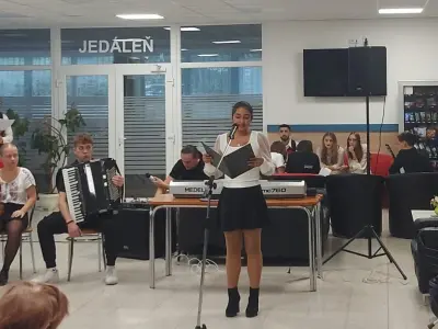 Vystúpenie žiakov v ZSS - Záhonok a pizza za odmenu – fotografia 8