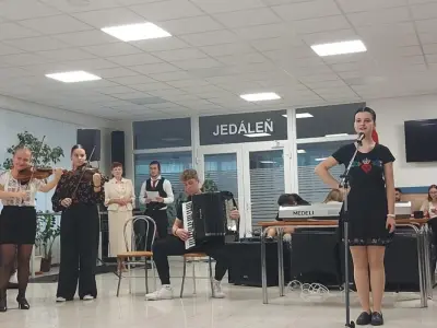 Vystúpenie žiakov v ZSS - Záhonok a pizza za odmenu – fotografia 3