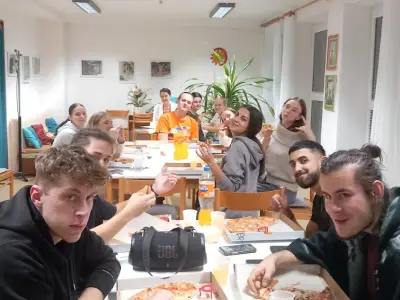 Vystúpenie žiakov v ZSS - Záhonok a pizza za odmenu – fotografia 13