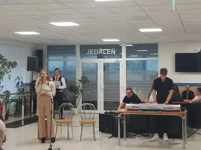 Vystúpenie žiakov v ZSS - Záhonok a pizza za odmenu – fotografia 4