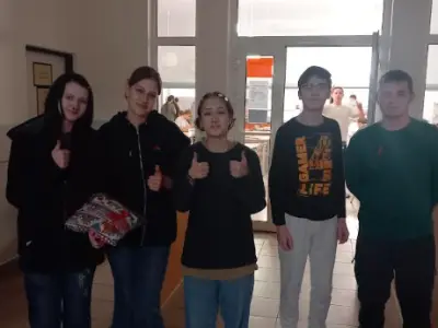 Pripínanie červených stužiek žiakom ŠI – fotografia 1