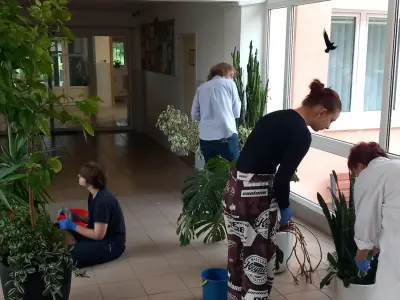 Estetizácia prostredia v ŠI - jarná údržba kvetinovej výzdoby vo vestibule – fotografia 1