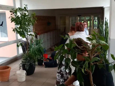 Estetizácia prostredia v ŠI - jarná údržba kvetinovej výzdoby vo vestibule – fotografia 2