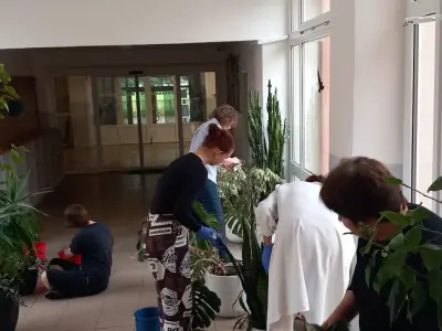 Estetizácia prostredia v ŠI - jarná údržba kvetinovej výzdoby vo vestibule – fotografia 3