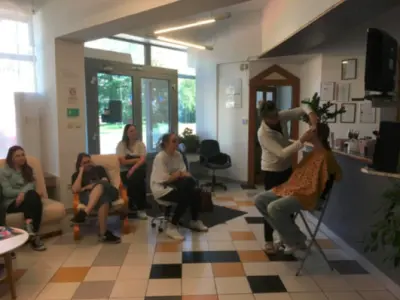 Návšteva kozmetického salónu ŠARM pri SOŠ hotelových služieb a obchodu vo Zvolene – fotografia 3