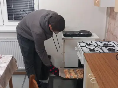 Salámovo - syrové slimáky v rámci krúžku varíme a pečieme s radosťou – fotografia 5