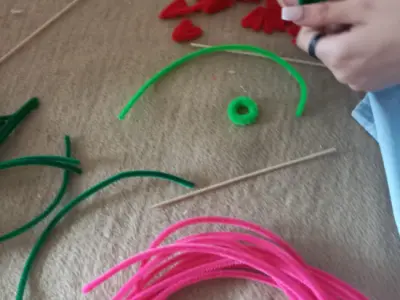 Kreatívnosť žiačok v krúžku šikovných rúk – fotografia 4